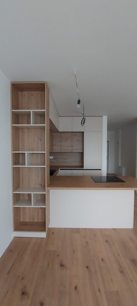 Elegantná biela kuchyna s dubovom drevodekore - Rovinka