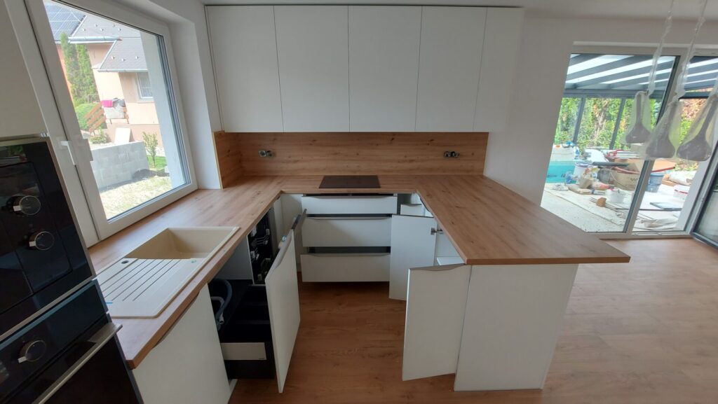 Moderná biela kuchyňa na mieru s drevodekorom a pultom - Záhorská Bystrica