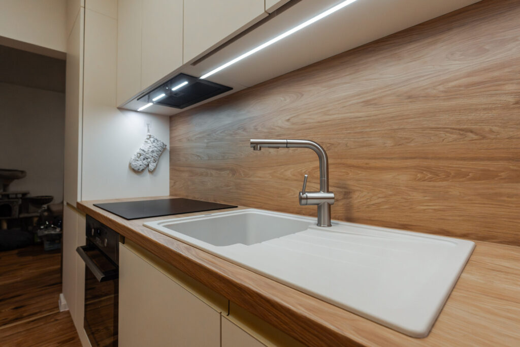 Biely kuchyňa s dreveným dekorom a drevenými prvkami - Bratislava