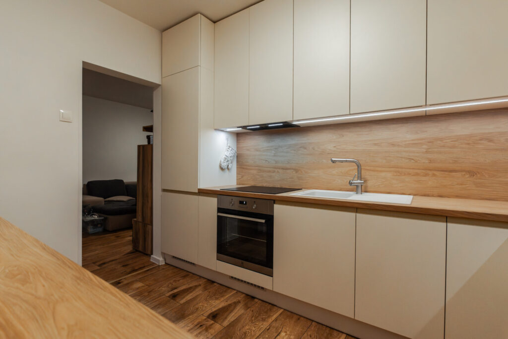 Biely kuchyňa s dreveným dekorom a drevenými prvkami - Bratislava