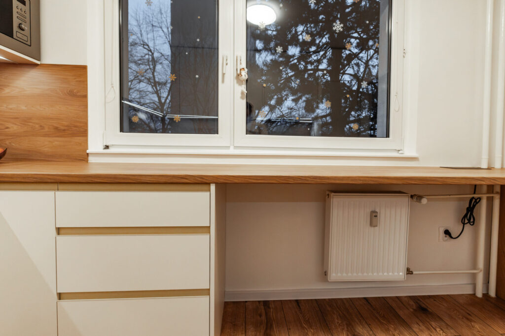 Biely kuchyňa s dreveným dekorom a drevenými prvkami - Bratislava