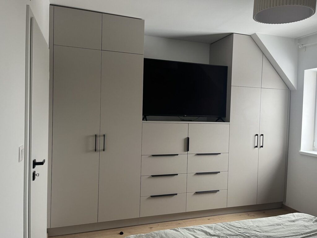 Moderná spálňová zostava na mieru s integrovaným TV priestorom - Bratislava