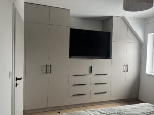 Moderná spálňová zostava na mieru s integrovaným TV priestorom - Bratislava