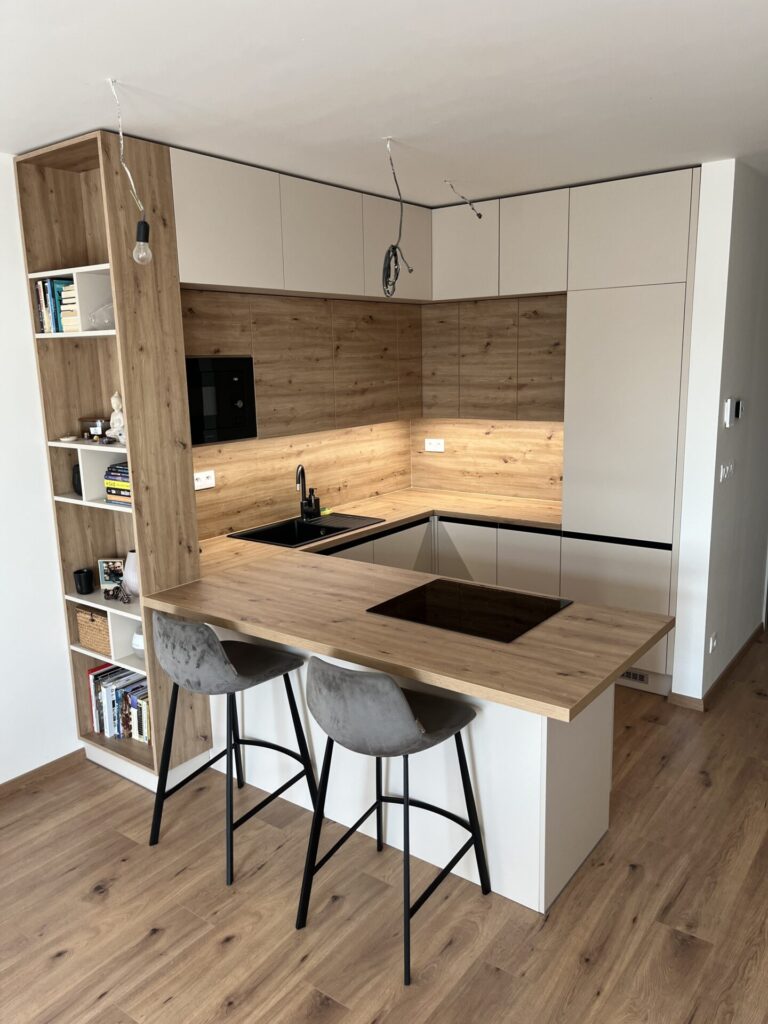 Elegantná biela kuchyna s dubovom drevodekore - Rovinka