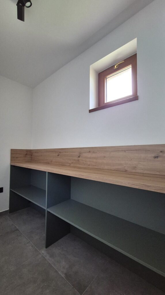 Kuchyňa v tlmenom zelenom odtieni s poloostrovom a špajzou - Kostolište
